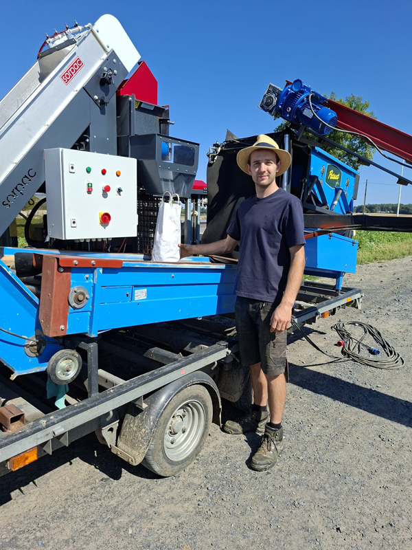 Portretfoto van Alexandre, met zijn mobiele machine Pataat